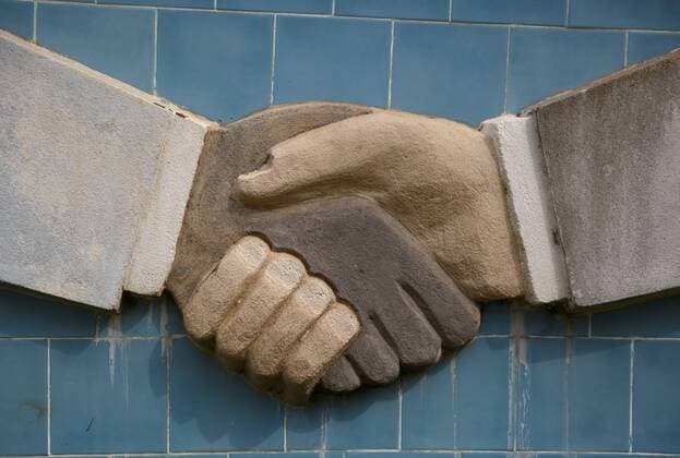 Schwarze und weisse Hand reichen sich die Hand. Wandskulptur im Aussenministerium von Benin, Cotonou, 03.01.2016. . Cotonou Benin Copyright: xUtexGrabowskyxx