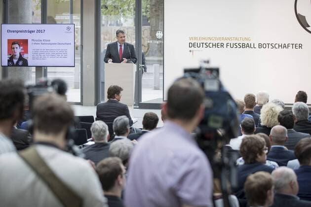 Bundesaussenminister Sigmar Gabriel, SPD, haelt im Rahmen der Auszeichnung des Deutschen Fußball-Botschafters 2017 eine Rede. 16.05.2017, Berlin. Berlin Deutschland Copyright: xIngaxKjerx