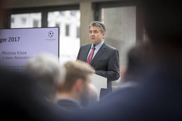 Bundesaussenminister Sigmar Gabriel, SPD, haelt im Rahmen der Auszeichnung des Deutschen Fußball-Botschafters 2017 eine Rede. 16.05.2017, Berlin. Berlin Deutschland Copyright: xIngaxKjerx
