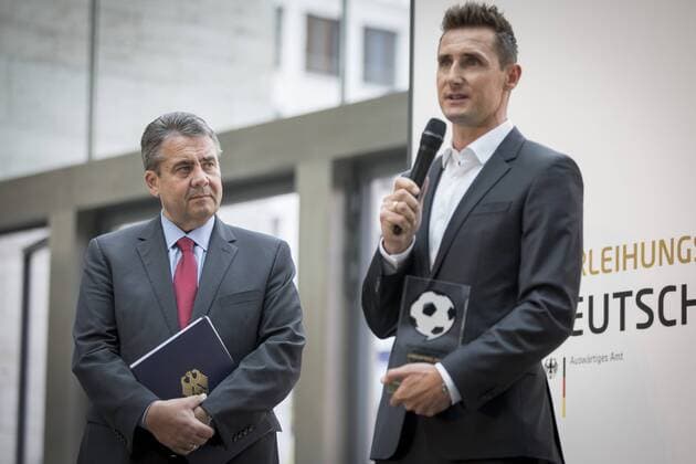 Bundesaussenminister Sigmar Gabriel (l), SPD, steht im Rahmen der Auszeichnung des Deutschen Fußball-Botschafters 2017 gemeinsam mit Miroslav Klose auf der Buehne. 16.05.2017, Berlin. Berlin Deutschland Copyright: xIngaxKjerx