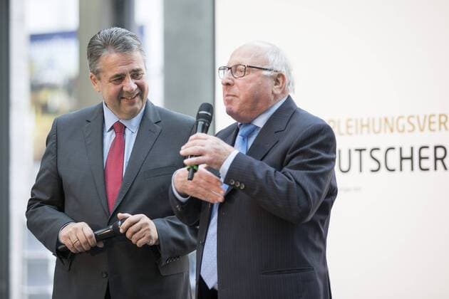 Bundesaussenminister Sigmar Gabriel (l), SPD, steht im Rahmen der Auszeichnung des Deutschen Fußball-Botschafters 2017 gemeinsam mit Uwe Seeler auf der Buehne. 16.05.2017, Berlin. Berlin Deutschland Copyright: xIngaxKjerx