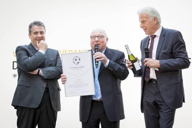 Themen der Woche Bilder des Tages Bundesaussenminister Sigmar Gabriel (l-r), SPD, steht im Rahmen der Auszeichnung des Deutschen Fußball-Botschafters 2017 gemeinsam mit Uwe Seeler und Rainer Holzschuh auf der Buehne. 16.05.2017, Berlin. Berlin Deutschland Copyright: xIngaxKjerx