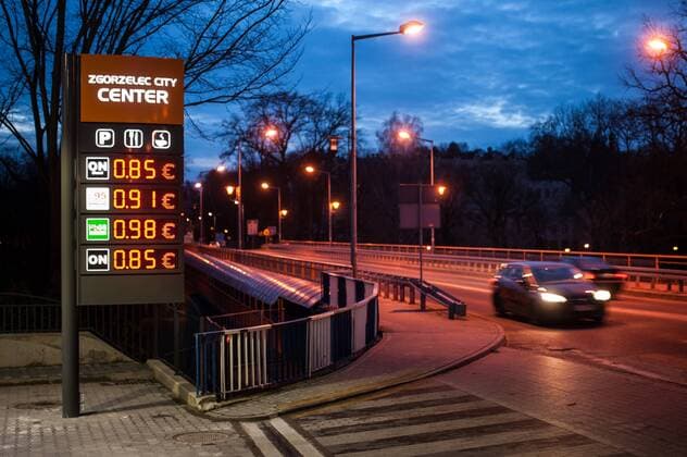 Auf einer Tafel stehen niedrige Benzinreise in Euro in der polnischen Grenzstadt Zgorzelec nur wenige Meter hinter der Grenzbruecke zum deutschen Goerlitz, 31.01.2016. Zgorzelec Polen Copyright: xFlorianxGaertnerx