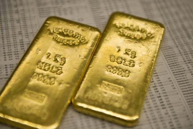 IMAGO Nature: Unsere Erde, Ressourcen, Gold Goldbarren neben den Boersenkursen in einer Wirtschaftszeitung im Tresor des Goldhandels Pro Aurum Muenchen, 16.02.2016. Muenchen Deutschland Copyright: xMichaelxGottschalkx