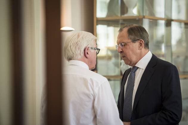 Bundesaussenminister Frank-Walter Steinmeier (l), SPD, unterhaelt sich mit Sergei Lawrow, Aussenminister von Russland, im Rahmen des Ministertreffens zur Ukraine-Krise in Berlin, 11.05.2016. Berlin Germany Copyright: xFlorianxGaertnerx
