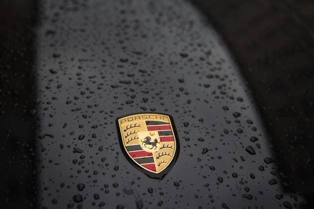 Das Emblem von Porsche zeichnet sich auf einer nassen Motorhaube ab in Berlin, 04.08.2016. Berlin Deutschland Copyright: xFlorianxGaertnerx