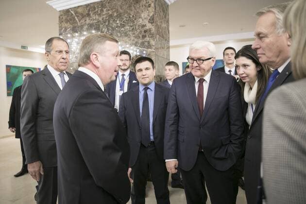 (v.l.n.r.) Sergei Lawrow, Aussenminister von Russland, Andrej Kabjakou, Ministerpraesident von Weissrussland, Pawlo Klimkin, Aussenminister der Ukraine, Bundesaussenminister Frank-Walter Steinmeier und Jean-Marc Ayrault, Aussenminister von Frankreich (ganz rechts) unterhalten sich vor dem Aussenministertreffen im Normandie-Format in Minsk, 29.11.2016. Minsk Belarus Copyright: xFlorianxGaertnerx