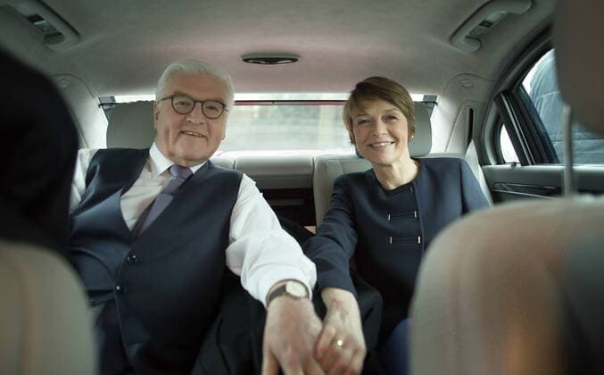 Bundespraesident Frank-Walter Steinmeier und seine Frau Elke Buedenbender im Auto auf dem Weg zum Gottesdienst vor Beginn der Bundesversammlung. Steinmeier soll heute zum Bundespraesidenten gewaehlt werden. 12.02.2017, Berlin Deutschland Copyright: xThomasxKoehlerx