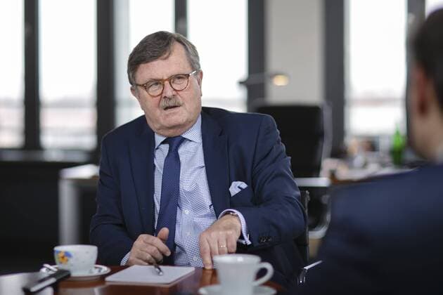Frank Ulrich Montgomery, Praesident der Bundesaerztekammer (BAEK), gestikuliert bei einem Interview. Berlin, 22.02.2017. Berlin Deutschland Copyright: xThomasxTrutschelx