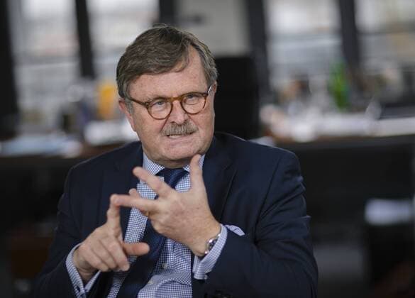 Frank Ulrich Montgomery, Praesident der Bundesaerztekammer (BAEK), gestikuliert bei einem Interview. Berlin, 22.02.2017. Berlin Deutschland Copyright: xThomasxTrutschelx