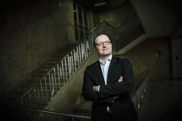 Jens Spahn, CDU, Parlamentarischer Staatssekretaer beim Bundesminister der Finanzen, posiert im Bundesministerium der Finanzen fuer ein Foto. Berlin, 06.03.2017. Berlin Deutschland Copyright: xThomasxTrutschelx