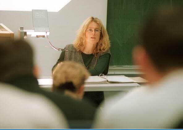 Professorin für Wirtschaftsmathematik haelt eine Vorlesung an der Fachhochschule Rhein-Sieg, Sankt Augustin, den 22.11.2000. , Abdruck honorarpflichtig Sankt Augustin Deutschland Copyright: xU.xGrabowskyx