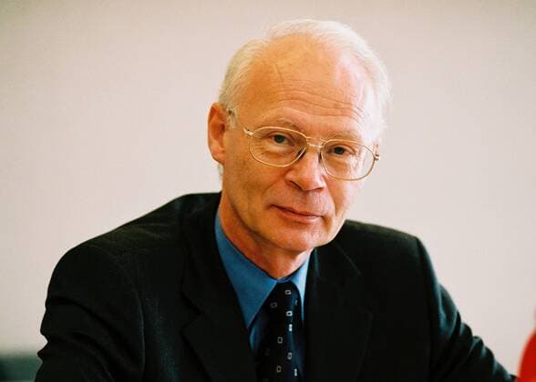 MEYER, Hans-Joachim, Prof. Saechsischer Staatsminister fuer Wissenschaft und Kunst , Bonn 21.09.2001. , Abdruck honorarpflichtig Bonn Deutschland Copyright: xU.xGrabowskyx