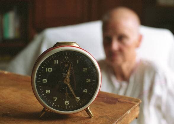 Thema: Alter, Krankheit, Lebensuhr, Zeit. Heidelberg , Deutschland . Senior woman and alarm clock . Heidelberg , Germany . 26.08.2002 , MODEL RELEASE vorhanden , MODEL RELEASE vorhanden , MODEL RELEASED , Heidelberg DEU Deutschland Copyright: xUtexGrabowskyx