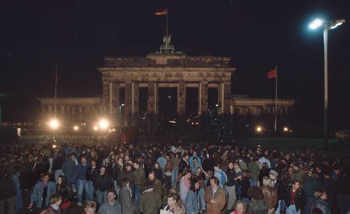 Menschen protestieren vor der Berliner Mauer fuer die Wiedervereinigung. Im Hintergrund das Brandenburger Tor. Berlin, 09.11.1989, Â Berlin Deutschland Copyright: xThomasxImox