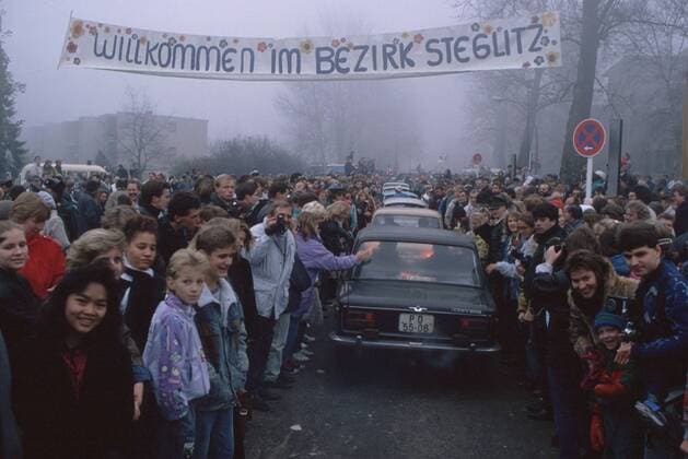 Trabbis fahren ueber die Deutsch-Deutsche Grenze. Berlin den 09.11.1989, Â Berlin Deutschland Copyright: xThomasxImox