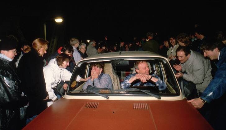 Ein Wartburg wird an der Deutsch-Deutschen Grenze von Menschen begruesst. Berlin den 09.11.1989, Â Berlin Deutschland Copyright: xThomasxImox