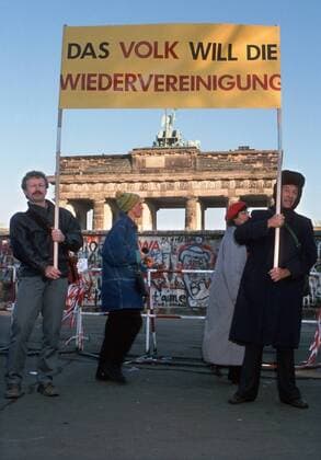 Menschen protestieren vor der Berliner Mauer fuer die Wiedervereinigung. Im Hintergrund das Brandenburger Tor. Berlin, 09.11.1989, Berlin Deutschland Copyright: xThomasxImox