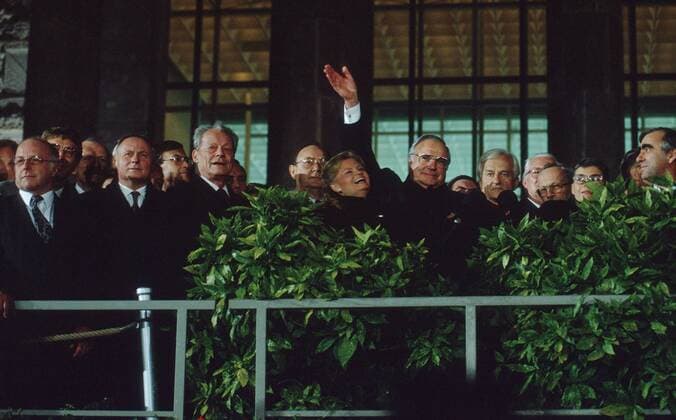 Vor dem Reichstag waehrend der Deutsche Wiedervereinigung befinden sich: Norbert Bluem, Oskar Lafontaine, Willy Brandt, Hans-Dietrich Genscher, Helmut und Hannelore Kohl, Richard von Weizsaecker, Ullrich de Maiziere und Theo Waigel. Berlin den 03.10.1990, Berlin Deutschland Copyright: xThomasxImox