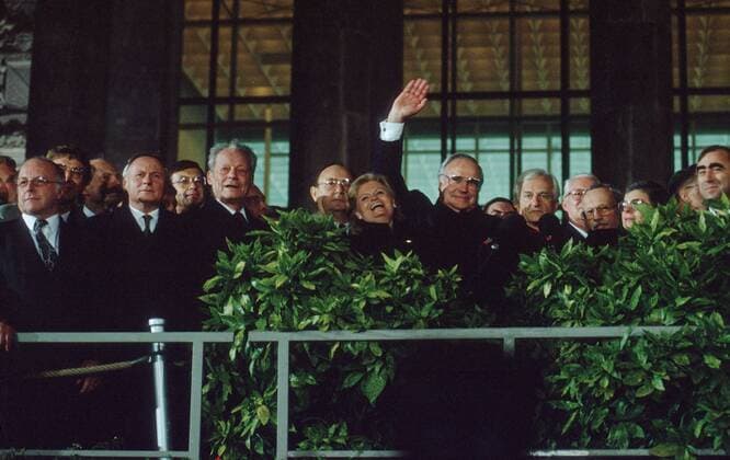 Vor dem Reichstag waehrend der Deutsche Wiedervereinigung befinden sich: Norbert Bluem, Oskar Lafontaine, Willy Brandt, Hans-Dietrich Genscher, Helmut und Hannelore Kohl, Richard von Weizsaecker, Ullrich de Maiziere und Theo Waigel. Berlin den 03.10.1990, Â Berlin Deutschland Copyright: xThomasxImox