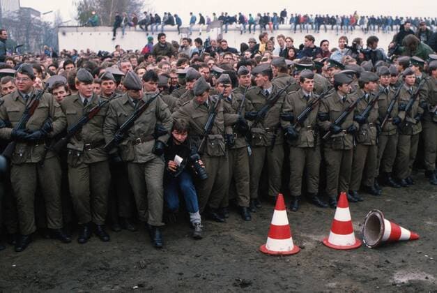 DDR- Grenzsoldaten versuchen die Menschenmasse zurueckzuhalten. Ein Fotograf ringt sich durch die Soldaten. Berlin den 09.11.1989, Berlin Deutschland Copyright: xThomasxImox