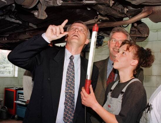 Juergen Ruettgers, Bildungsminister, CDU, (L) und Dieter Philipp, Praesident des Zentralverbands des Deutschen Handwerks, besuchten das Autohaus Yvel in Koeln. Beim Betriebsrundgang sprechen sie mit einer Auszubildenden im KfZ-Handwerk. Koeln, Deutschland, 08.09.1997, Koeln Deutschland Copyright: xUtexGrabowskyx