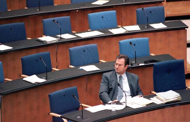 Klaus Kinkel, Bundesaußenminister, FDP, sitzt alleine in der Regierungsbank im Deutschen Bundestag. Bonn, 26.11.1997, Bonn Deutschland Copyright: xThomasxImox