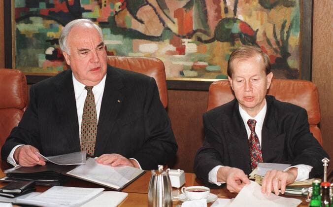 Helmut Kohl, Bundeskanzler, CDU, (l) und Kanzleramtschef Friedrich Bohl, CDU, waehrend der Kabinettssitzung in Bonn, 04.12.1996, Bonn Deutschland Copyright: xThomasxImox