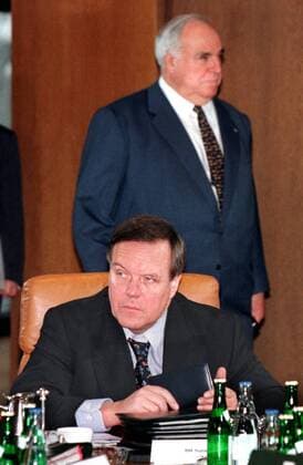 Bundesverteidigungsminister Volker Ruehe, CDU, am Kabinettstisch, im Hintergrund Bundeskanzler Helmut Kohl, CDU. Bonn den 17.12.1997, Bonn Deutschland Copyright: xThomasxImox