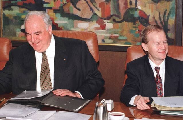 Helmut Kohl, Bundeskanzler, CDU, (l) und Kanzleramtschef Friedrich Bohl lachen waehrend der Kabinettssitzung in Bonn, 04.12.1996, Bonn Deutschland Copyright: xThomasxImox