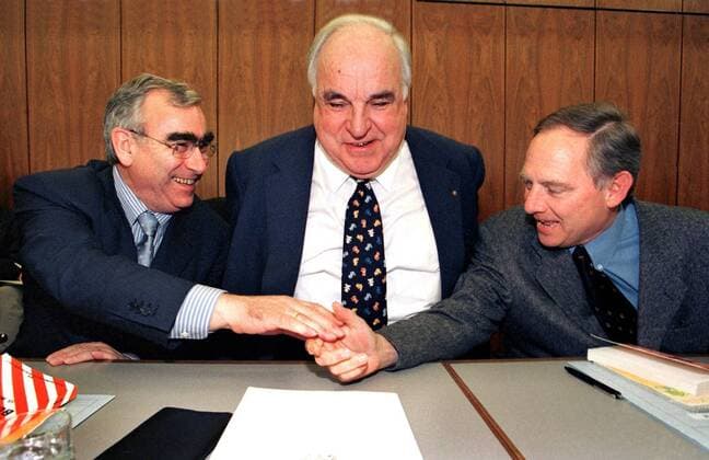 Zu Beginn der Fraktionssitzung vom 28. April in Bonn reichen sich Finanzminister Theo Waigel, CSU, (L) und der CDU CSU Fraktionsvorsitzende Wolfgang Schaeuble (R) ueber den Bauch von Bundeskanzler Helmut Kohl, CDU, (M) hinweg die Hand. 28.04.1998 , Bonn Deutschland Copyright: xThomasxImox