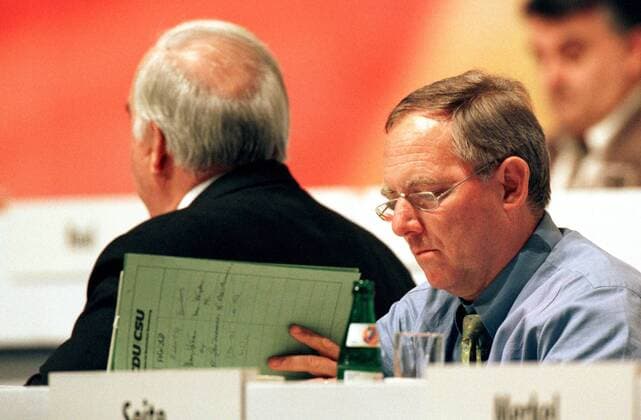 CDU CSU Fraktionsfuehrer Wolfgang Schaeuble schaut in ein Schriftstueck auf dem 10. Parteitag der CDU Deutschlands vom 17.-19. Mai in der Bremer Stadthalle. Links im Bild von hinten der Kopf von Bundeskanzler Helmut Kohl. Bremen den 17.05.1998, Bremen Deutschland Copyright: ximo UtexGrabowskyx