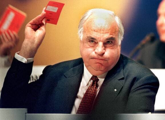 Bundeskanzler Dr. Helmut Kohl haelt eine Stimmkarte hoch auf dem 10. Parteitag der CDU Deutschlands vom 17.-19. Mai in der Stadthalle Bremen, Bremen Deutschland Copyright: ximo UtexGrabowskyx