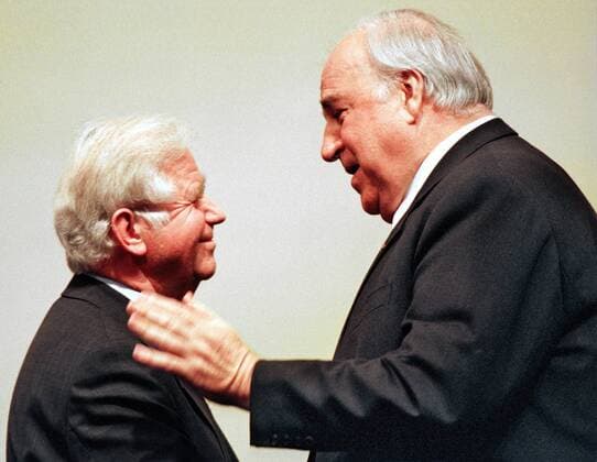 Bundeskanzler Helmut Kohl, CDU, (R) gratuliert dem Ministerpräsidenten von Sachsen Kurt Biedenkopf, CDU, zu dessen Rede anläßlich des 10. Parteitags der CDU Deutschlands vom 17.-19. Mai in der Stadthalle Bremen. Bremen Deutschland Copyright: xUtexGrabowskyx