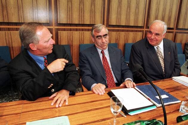 CDU CSU Fraktionschef Wolfgang Schaeuble (L) unterhaelt sich mit Bundeskanzler Helmut Kohl, CDU (R) in der Bundes-Pressekonferenz. In der Mitte Bundesfinanzminister Theo Waigel, CSU. Bonn, 12.08.1998 , Bonn Deutschland Copyright: xNicolexMaskusx