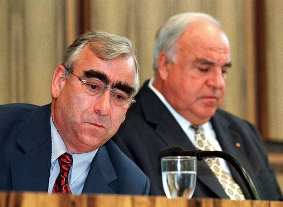 Bundeskanzler Helmut Kohl, CDU (R) und Finanzminister Theo Waigel, CSU. Bonn, 12.08.1998 , Bonn Deutschland Copyright: xThomasxImox