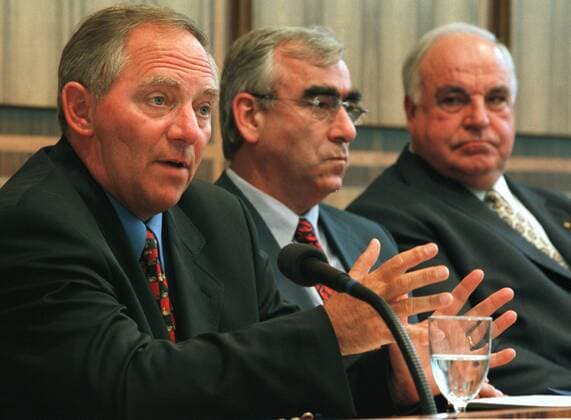 Die Unions - Spitzenpolitiker Wolfgang Schaeuble ( CDU CSU-Fraktionsvorsitzender ), Theo Waigel ( CSU-Parteichef und Bundesfinanzminister ) und Helmut Kohl ( Bundeskanzler und CDU-Vorsitzender ) stellten in Bonn ihr Wahlprogramm vor . 12.08.1998 , Bonn Deutschland Copyright: xNicolexMaskusx