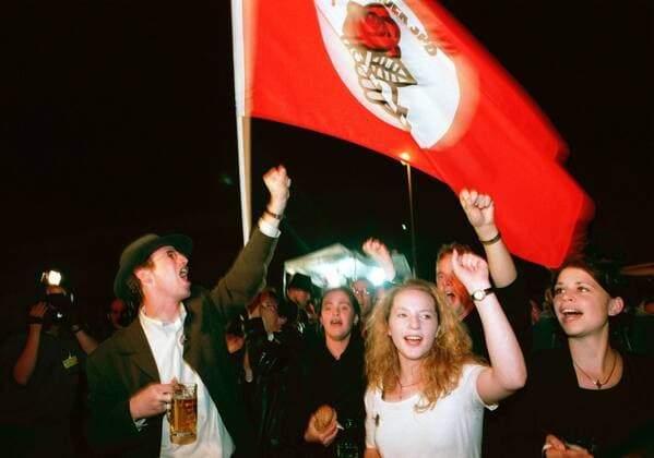 Auf den Straßen in Bonn feierten die Jusos ( Juso ) den Wahlsieg von Gerhard Schroeder, Bonn den 27.09.1998 , Bonn Deutschland Copyright: xAndreasxWagnerx