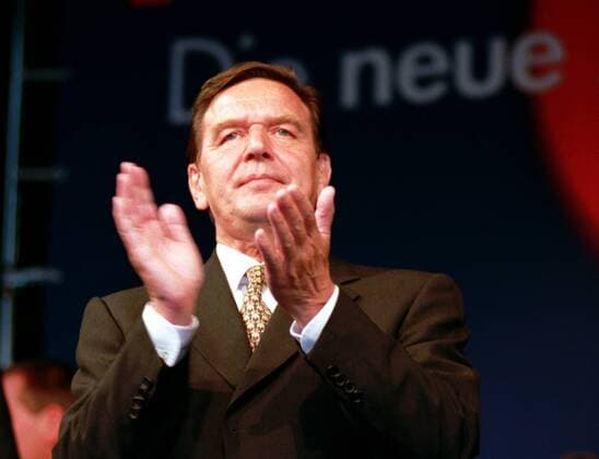 SPD-Kanzlerkandidat Gerhard Schroeder feiert den Wahlerfolg der SPD im Erich-Ollenhauer-Haus , Bonn den 27.09.1998 , Bonn Deutschland Copyright: xBerndxLauterx