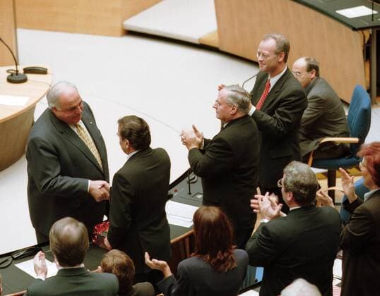 Altbundeskanzler Helmut Kohl, CDU, schuettelt seinem Nachfolger Gerhard Schroeder, SPD, anlaesslich der ersten Sitzung des neuen Bundestages die Hand, Die Kabinettsmitglieder Schroeders applaudieren, Bonn den 27.10.1998, Bonn Deutschland Copyright: xUtexGrabowskyx
