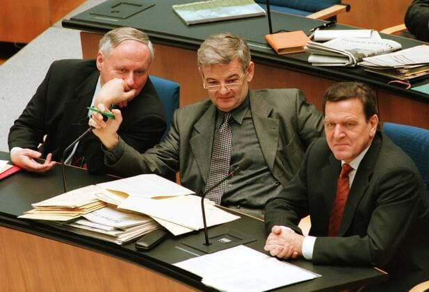 Ministerpräsidenten der deutschen Bundesländer, Saarland, Oskar Lafontaine Bundeskanzler Gerhard Schroeder, SPD, mit seinem Aussenminister Joschka Fischer, Buendnis 90 Die Gruenen, und seinem Finanzminister Oskar Lafontaine, SPD. (v.r.)Bonn, 10.11.1998 Bonn Deutschland Copyright: xNicolexMaskusx