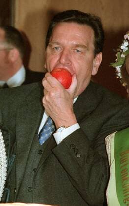 Bundeskanzler Gerhard Schroeder, SPD, probiert einen Apfel. Bonn, 09.12.1998 , Bonn Deutschland Copyright: xThomasxImox