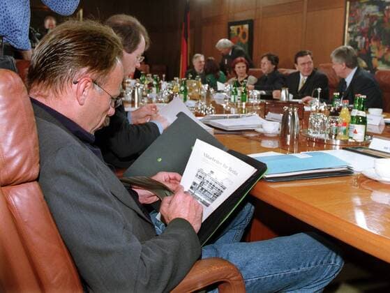 Bundesumweltminister Juergen Trittin (l), Gruene, am Kabinettstisch. Im Hintergrund Bundeskanzler Gerhard Schroeder, SPD, und Bundeskanzleramtsminister Bodo Hobach (r), SPD, Bonn, 10.02.1999, Bonn Deutschland Copyright: xThomasxImox