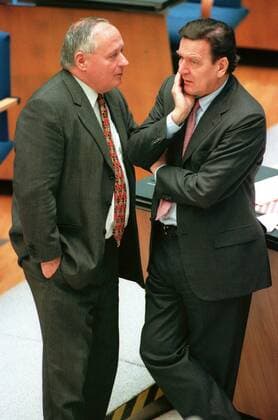 Bundeskanzler Gerhard Schroeder (r), SPD, und Bundesfinanzminister Oskar Lafontaine, SPD, Bundestag, Bonn, 23.02.1999, Bonn Deutschland Copyright: xNicolexMaskusx