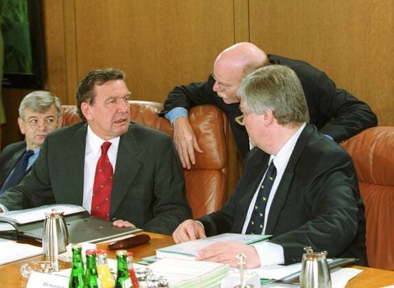 Bundeskanzler Gerhard Schroeder, SPD, im Gespraech mit dem SPD-Fraktionsvorsitzenden Peter Struck (mi) und Kanzleramtsminister Bodo Hombach, SPD, am Rande einer Kabinettsitzung. 23.06.1999 , Bonn Deutschland Copyright: xThomasxImox