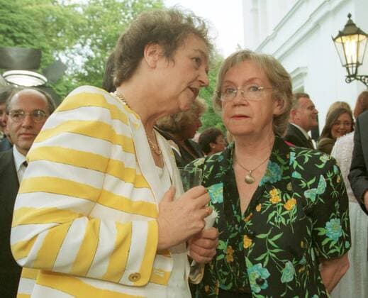 Bundesjustizministerin Herta Daeubler-Gmelin, SPD, mit der Praesidentin des Bundesverfassungsgericht Jutta Limbach (re) . Bonn, den 01.07.1999 , Bonn Deutschland Copyright: xNicolexMaskusx