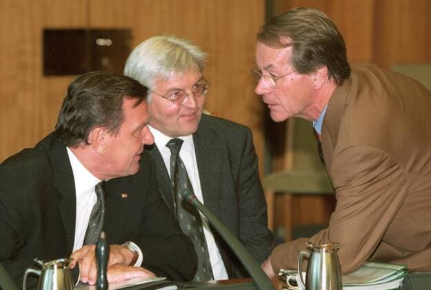 Bundeskanzler Gerhard Schroeder (v. l.), SPD, Kanzleramtsminister Frank-Walter Steinmeier, SPD, und der scheidende Bundesverkehrsminister und designierte SPD Generalsekretaer Franz Muentefering im Kabinett, Berlin, den 14.09.1999, Berlin Deutschland Copyright: xNicolexMaskusx