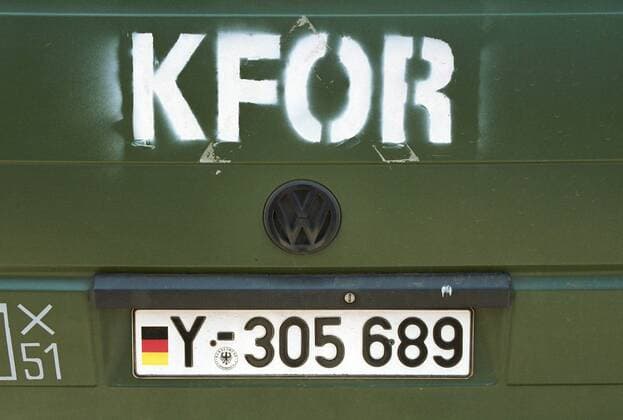 KFOR Markierung auf einem Fahrzeug der Bundeswehr in Prizren, Ort des deutschen KFOR Hauptquartiers im Kosovo, 23.07.1999. Prizren Kosovo Serbien Copyright: xU.xGrabowskyx