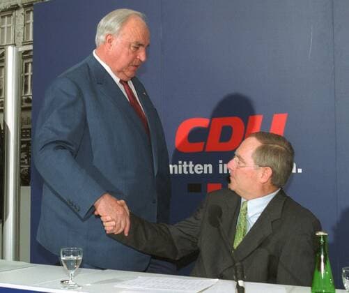 Alt-Bundeskanzler Helmut Kohl, CDU, und der CDU-Parteivorsitzende Wolfgang Schaeuble bei einer Pressekonferenz nach einer CDU-Praesidiumssitzung zu dem Parteispendenskandal. Berlin, den 30.11.1999, Berlin Deutschland Copyright: xThomasxImox
