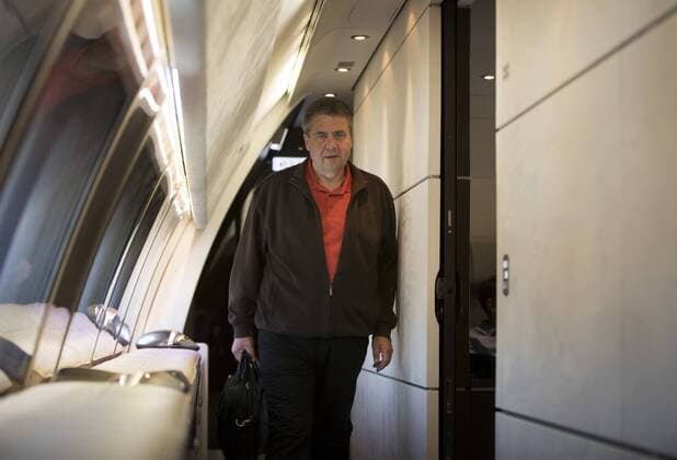 Bundesaussenminister Sigmar Gabriel steigt am Flughafen Berlin Tegel in einen Airbus A 340 der Flugbereitschaft der Bundewehr. Gabriel reist zu politischen Gespraechen in die USA und nach Mexiko. 17.05.2017, Berlin Germany Copyright: xThomasxKoehlerx